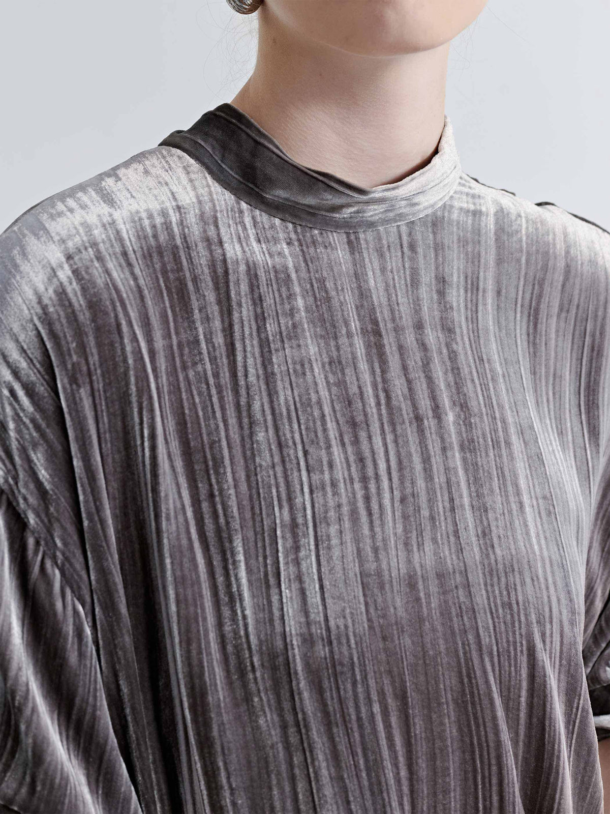 MOCK NECK VELVET TOP