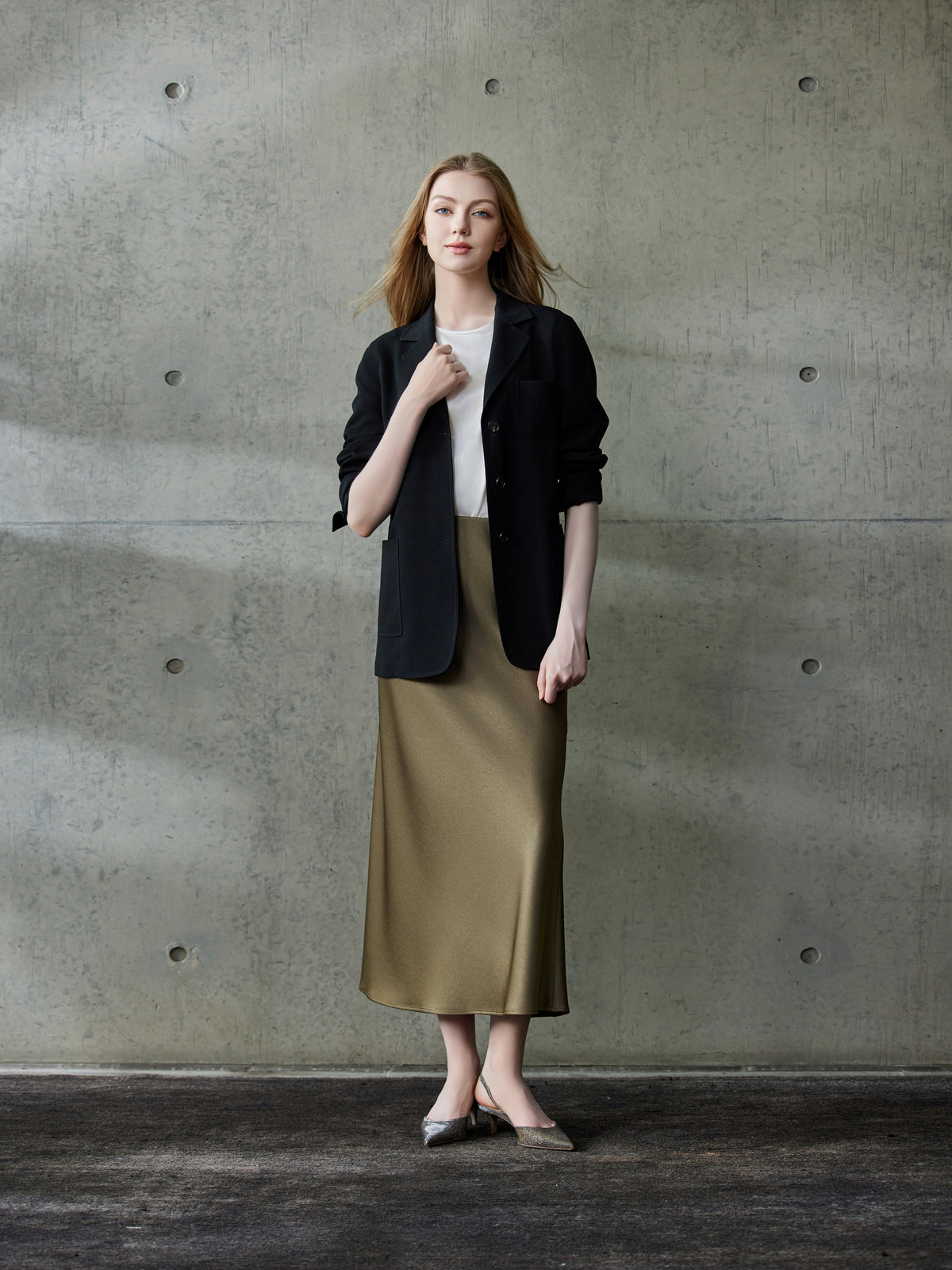 RELAXED CREPE BLAZER W/ BACK DETAIL